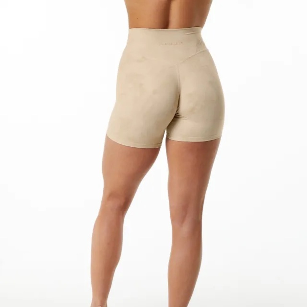 Alphalete Wonder Short 6” - Hazelnut